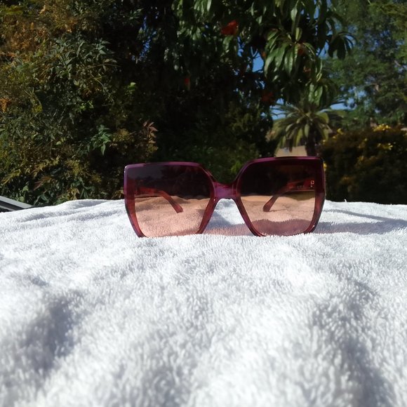 Bundle Jessica Simpson sunglass and 2 gift pairs main image 4